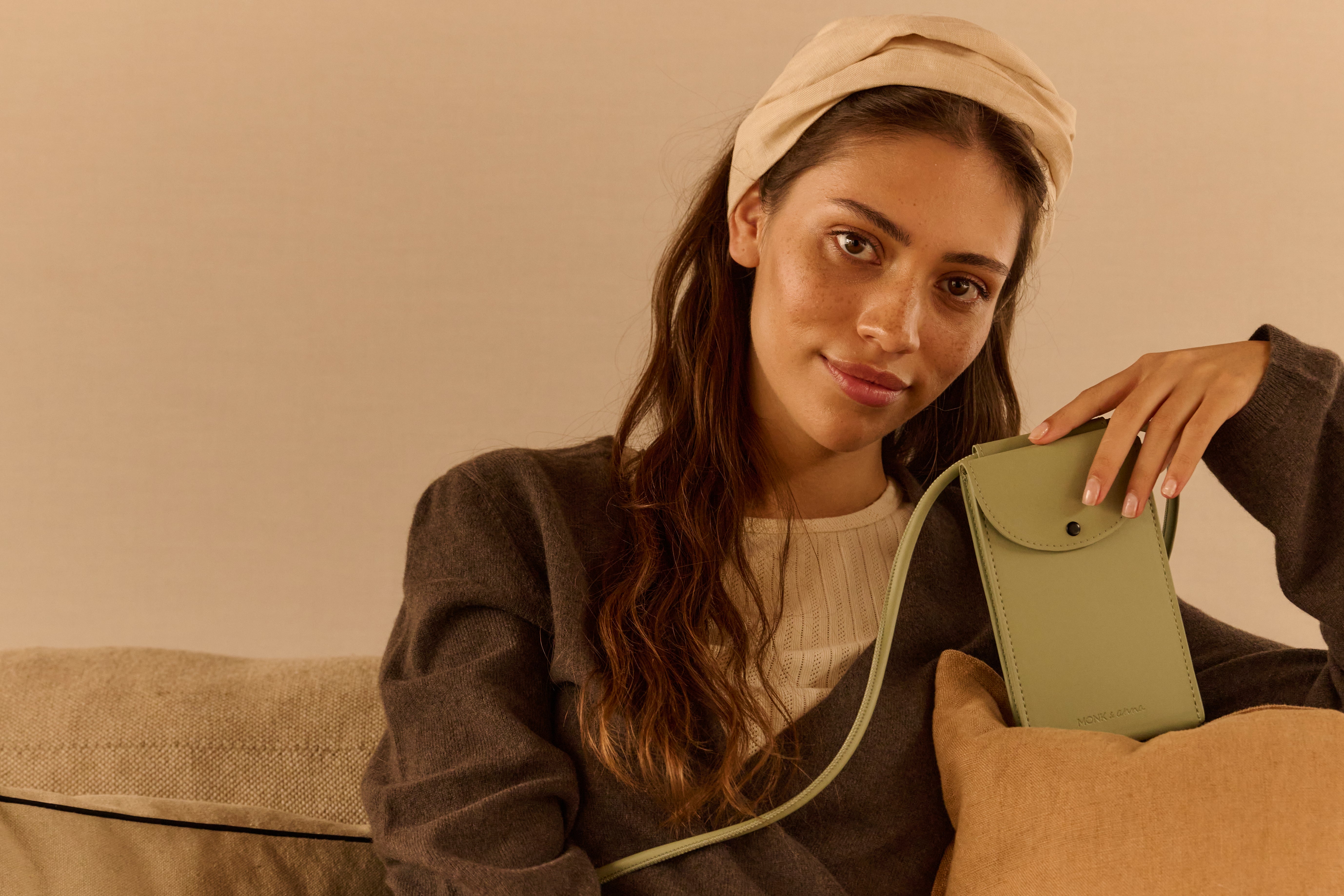 Phone pouch in Peridot